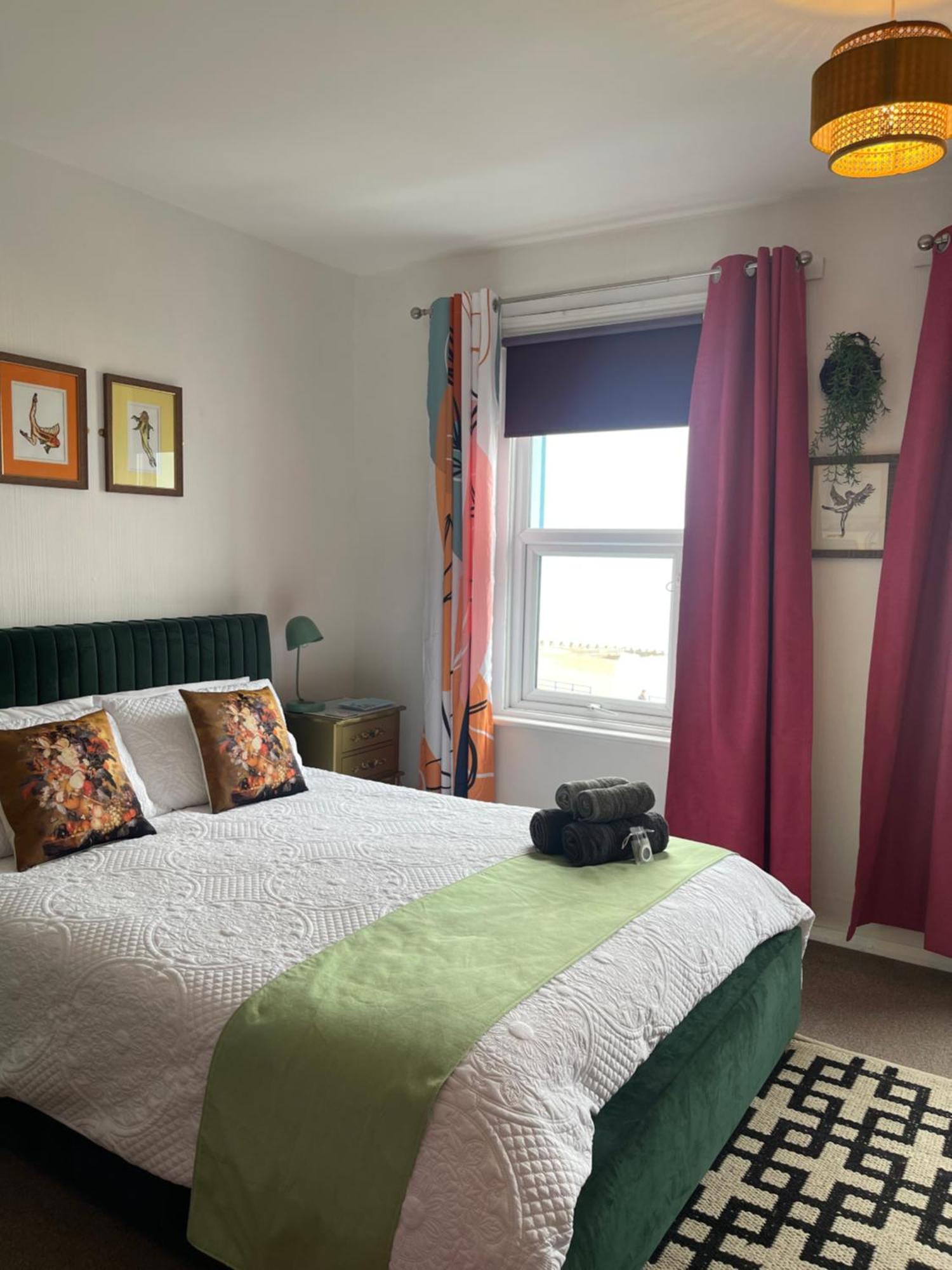 "The Quirky" Seafront Apartment Eastbourne Eksteriør billede